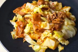 キャベツ炒めが「劇的においしくなる方法」 豚肉は炒める前に“あること”をする