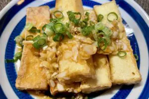コスパ最強「厚揚げの油淋鶏」 焼いたら“コレ”かけるだけで大満足の1皿に