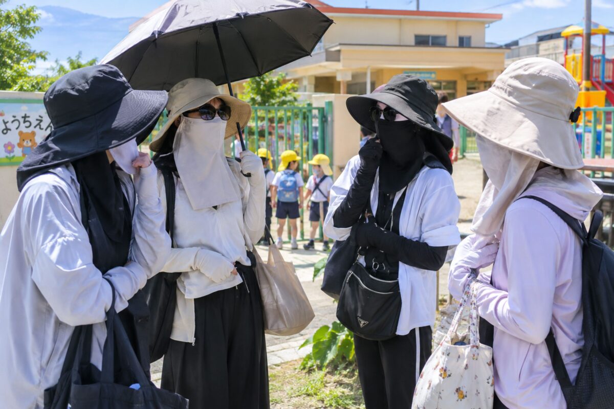 日焼け対策万全な幼稚園ママ