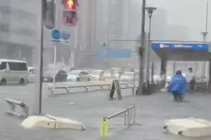 凄まじい豪雨で冠水した名古屋、街中の光景が「恐ろしすぎる」と話題　現地の若者は「初めての体験」と驚き