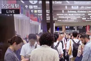 名古屋駅の中継に映り込んだ“身長2メートルの人物”　「めっちゃデカい人おった」本人も反応