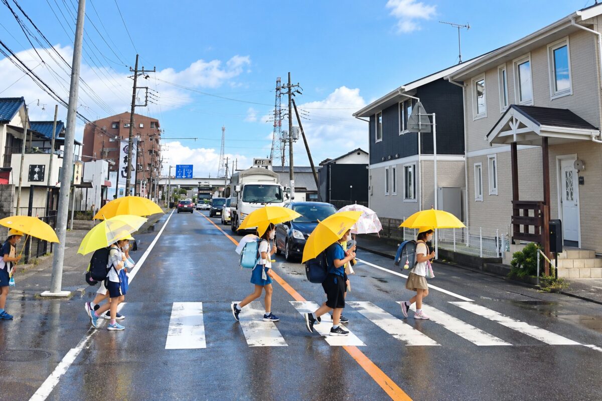 横断歩道前の小学生と自動車