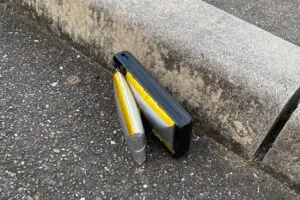 コンビニ駐車場に捨てられた謎の物体、危険すぎる正体にゾッとした　専門家は「事故のリスク高い」と指摘