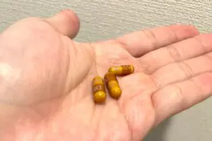 薬剤師が勧めるカプセル薬の飲み方、意外すぎる方法に「知らなかった…」と驚きの声　「真逆の飲み方」しているユーザー多数か