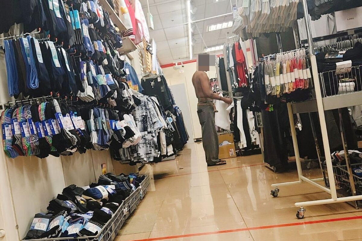 しまむら店頭で着替える外国人男性
