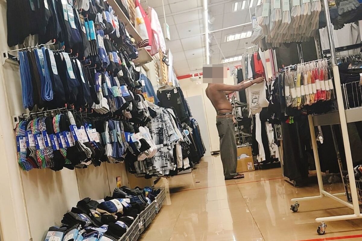 しまむら店頭で着替える外国人男性