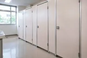 女性の約2割が、学校や職場の「トイレ個室でしていること」に言葉を失う…