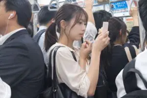 満員電車でメイクする女性が転倒→男性の服に化粧がベッタリ　酷すぎる言い分に「許せない」と同性も怒り