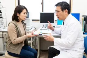 人気芸人・妻、コンタクトが合わず病院へ…　眼科医が放った“まさかの一言”にネット唖然