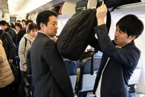 ベテラン芸人、飛行機内で2度も乗客に睨まれ謝罪→その後に「いや、そこは…」“理不尽さ”に失笑
