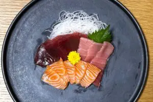農水省職員が刺身食べた後の皿、「これ食べられるの!?」と国民が驚き 農水省は「知らなかった職員もいる」と説明