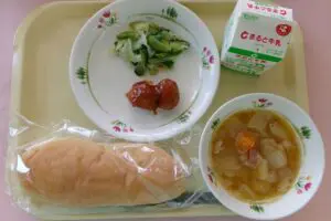 令和の学校給食、その内容が「戦時中かよ」と物議醸すも… 給食センターは「生徒・保護者から不満の声無い」と回答