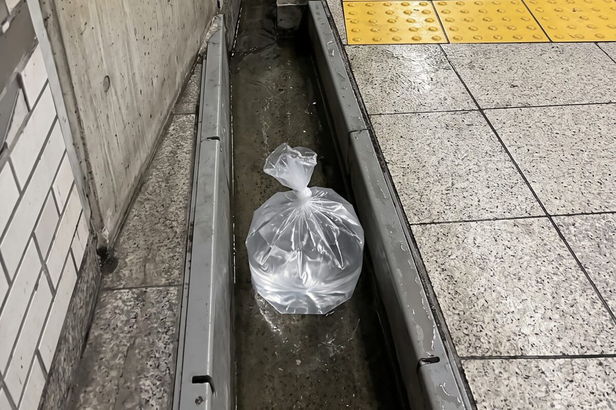 駅構内に置かれた水嚢