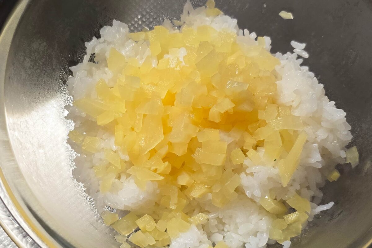 たくあんと塩昆布の混ぜごはん