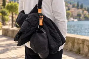 上着も買い物袋も“吊るして”ひとまとめ　手を空けたいときに使える本革ベルト
