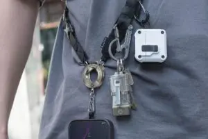 スマホもすぐ取り外せる。マグネット式ストラップで必需品をぶら下げ管理しよう