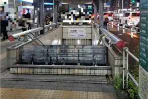 閉鎖した地下鉄の入口、点字ブロックの異変にギョッとするも… 予想外な正体が「素晴らしい」と話題