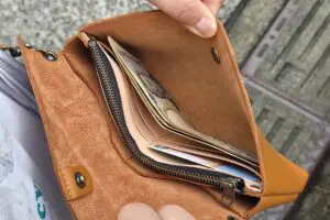 財布と一体化した横型スマホショルダーが最高。もうガサゴソ探さなくていい