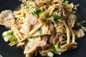 フライパン15分でできる「豚きのこ蒸し」が鬼うま これだけでご飯止まんない…