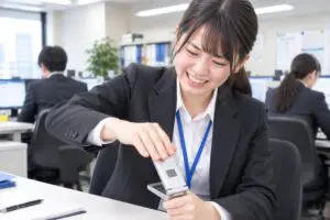 電話をガチャ切りする若手社員、上司に相談したら衝撃の事実判明　ガラケー世代は「そんなことある？」と驚き