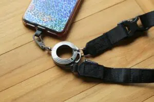必要なものは吊るして管理。チタン製スマホストラップなら着脱も1秒だよ