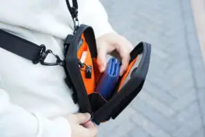 パカッと開いて中身が見やすい。取り出しやすさにこだわった3WAYポーチ